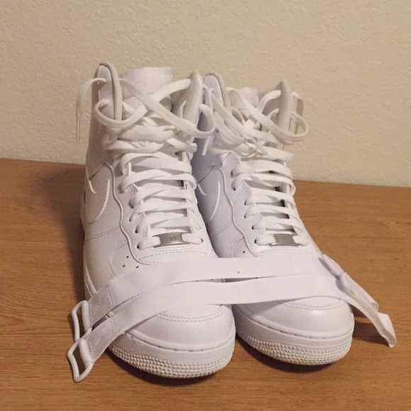 how to clean the bottom of white air force ones